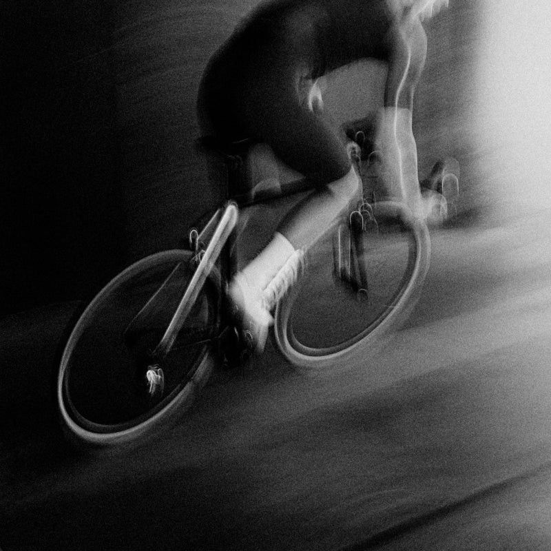 Ciclista en movimiento sobre una bicicleta de ruta